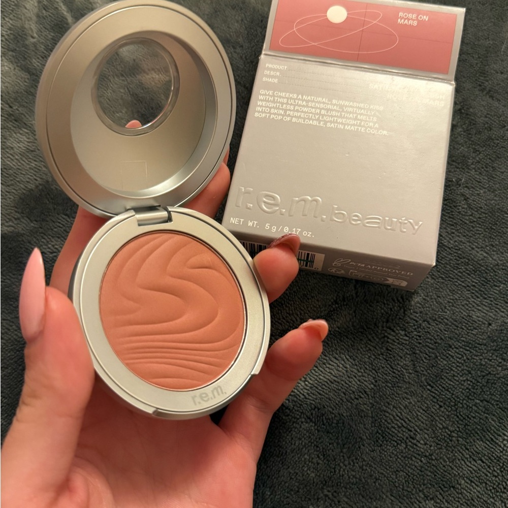 R.E.M beauty Blush in Rose on Mars